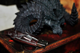 Figura y usb de Diablo 3 La figura y el usb del contenido de la edición coleccionista