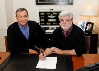 George Lucas y Robert A. Iger, presidente ejecutivo de Disney firman el acuerdo de compra.