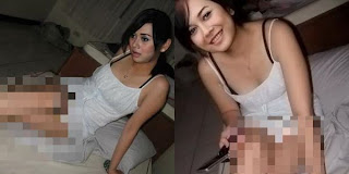 Berita Foto Hot Aura Kasih di Ranjang Dengan Underwear Menyembul