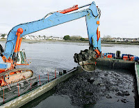 Opération de dragage d'un port