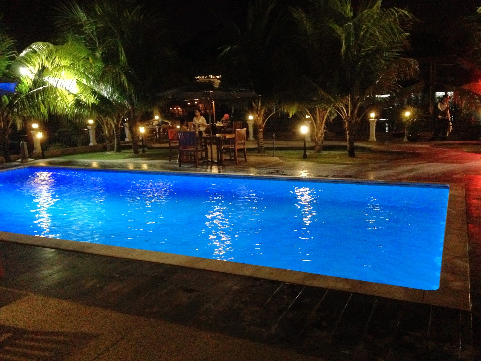 Copyright © 2014 Shea Sonia (@SheaSonia) ALL RIGHTS RESERVED Puncak Mutiara Cafe swimming pool