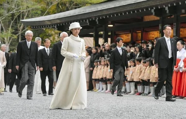 Princess Kako of Akishino visits the Geku (outer shrine) at Ise Shrine 