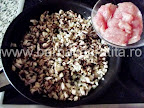 Clatite brasovene cu ciuperci si carne preparare reteta umplutura - punem carnea de pui la calit