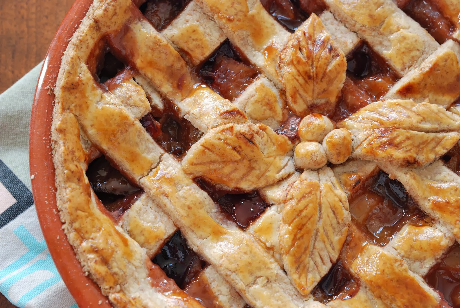 Pauline à la crème anglaise Plum and pear pie