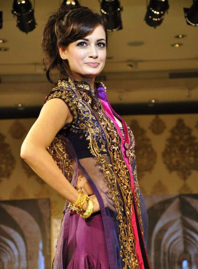 http://4.bp.blogspot.com/-7WrTICVY2pU/TbONWIe2JBI/AAAAAAAADq0/4pq9KN7ufLY/s1600/diya%2Bmirza%2Bat%2BMijwan%2BFashion%2BShow%2B2011.jpg