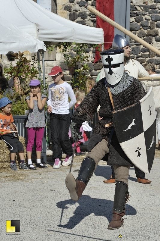 un chevalier avance d'un pas assuré photo pascal blachier