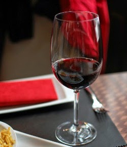 El resveratrol es una sustancia del grupo de los polifenoles que se encuentra principalmente en productos derivados de la uva como el vino tinto