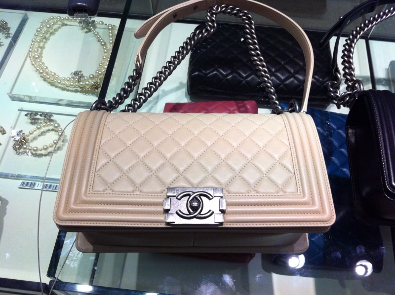 Alexa chung steps out with chanel (and even more customized louis vuitton luggage) Alexa chung steps out with chanel (and even more customized louis vuitton luggage)