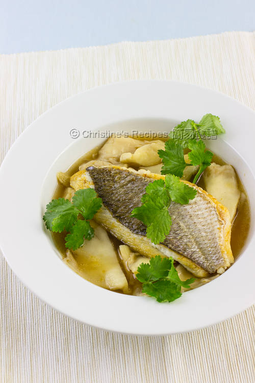 Pan-Fried Snapper and  Oyster Mushroom in Soup01