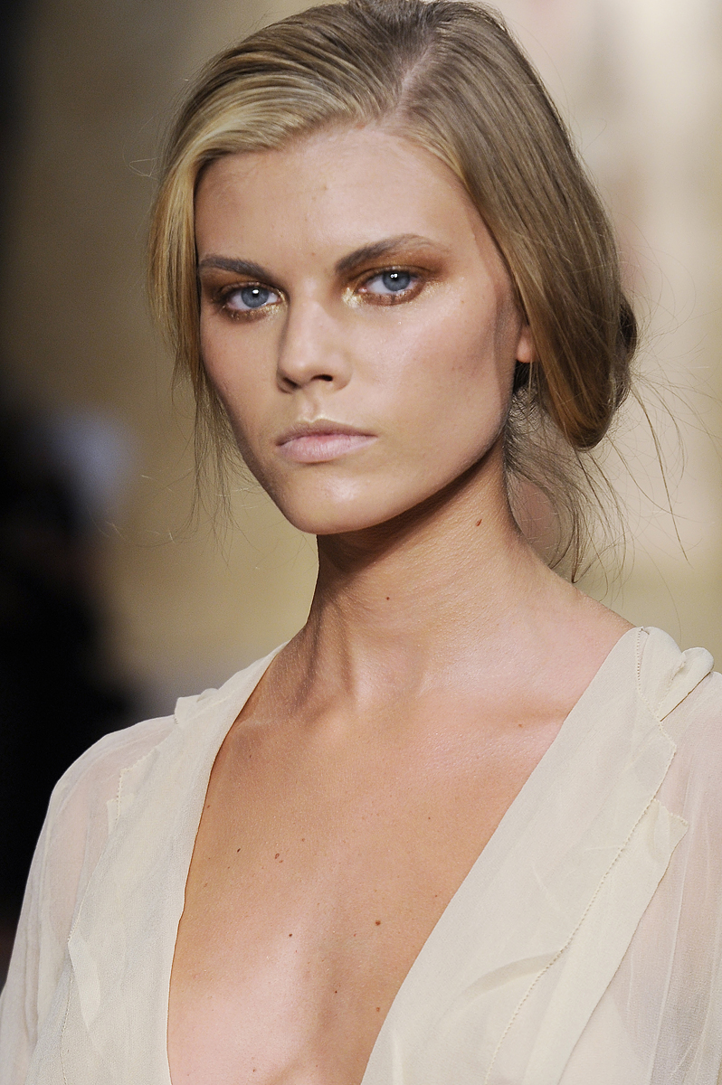 donna-karan-spring-2011-12-maryna-linchuk.jpg