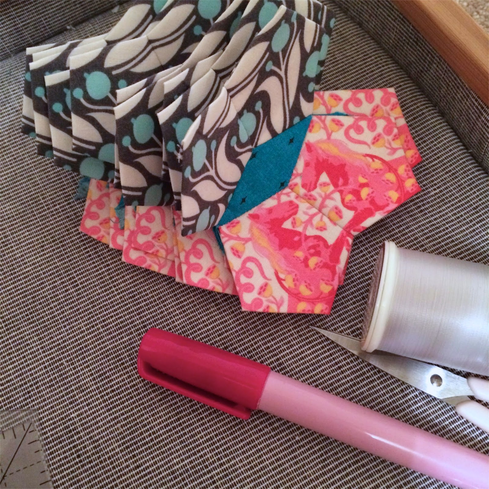 Flossie Teacakes How to fussycut fabric for English paper piecing (EPP)