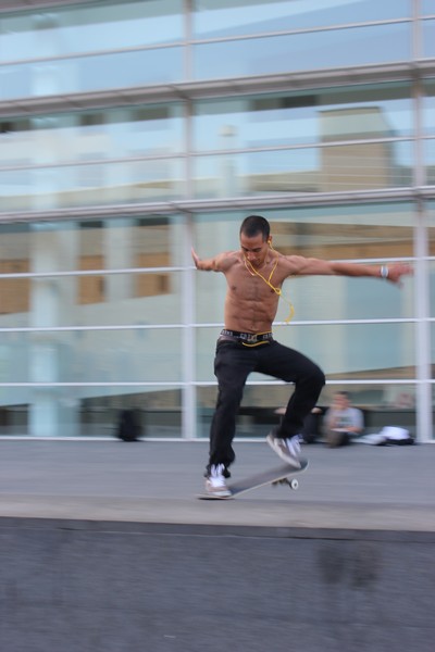 Deskorolkowcy pod MACBA w Barcelonie Barcelona Skaterzy