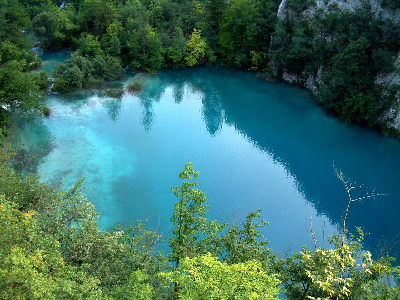 http://4.bp.blogspot.com/-7_z2vZMunTQ/TevoAzqjmwI/AAAAAAAACOI/72cmP1cbkyw/s1600/Lakes%2BWallpapers%2B%2B3.jpg