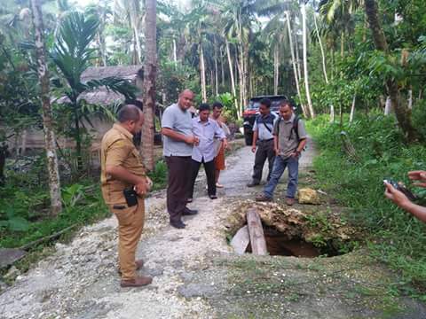 jalan-longsor-kedalam-di-nisut.