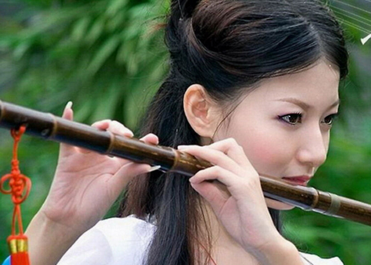 Грудастые азиатки терзают кожаную флейту сердцееда