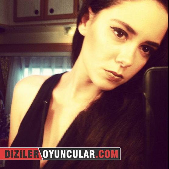 Acil Aşk Aranıyor Nisan Duygu Yetiş Kimdir? Adı Nedir