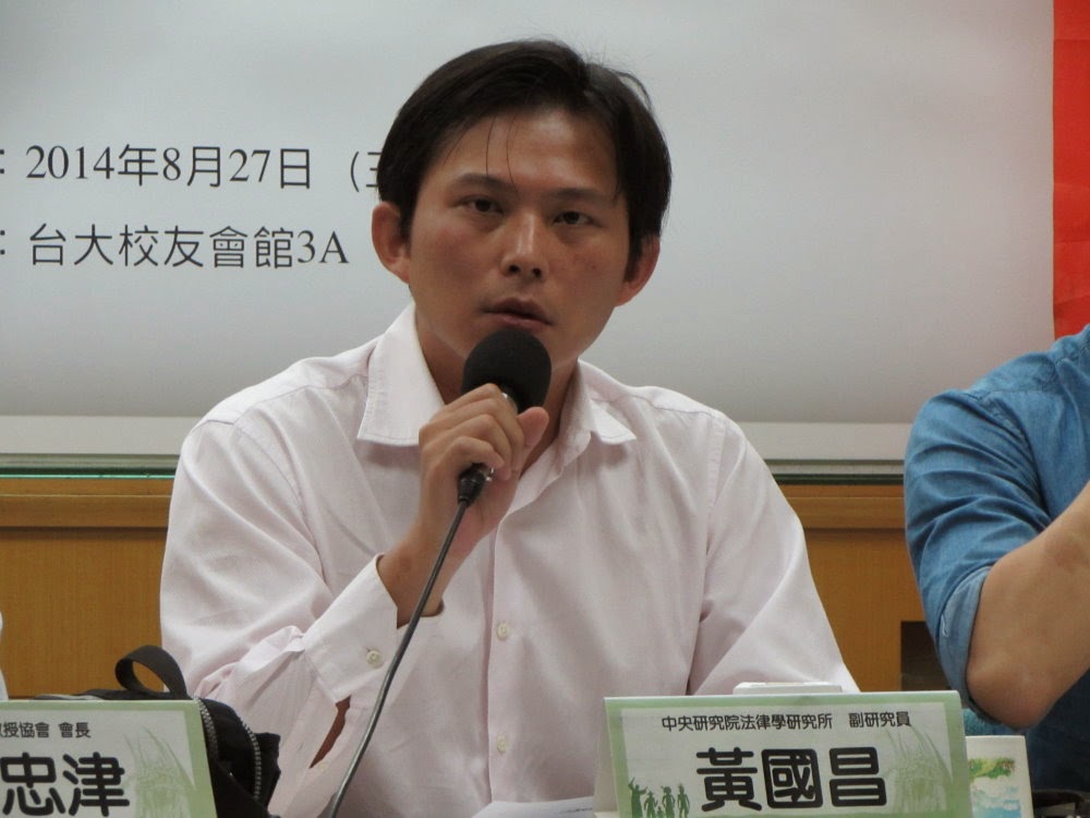 台灣教授協會今(27)日召開「共諜危機」記者會,中央研究院副研究員黃國昌質疑,如果中共在兩岸協議真的對台灣「讓利」,何必去收買我國首席談判代表?圖:邱珮文/攝 台灣教授協會今(27)日召開「共諜危機」記者會,中央研究院副研究員黃國昌質疑,如果中共在兩岸協議真的對台灣「讓利」,何必去收買我國首席談判代表?圖:邱珮文/攝