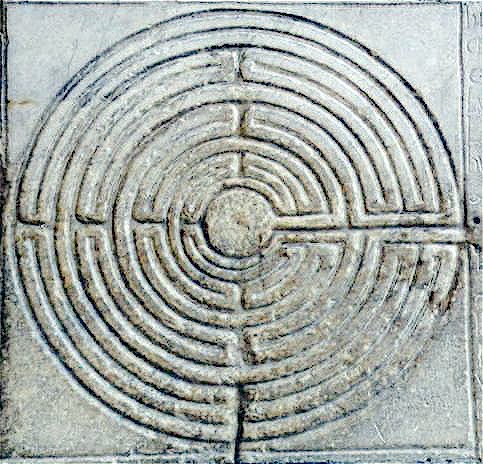 Regenmäßiges, in Stein gemeißeltes Labyrinth Regenmäßiges, in Stein gemeißeltes Labyrinth