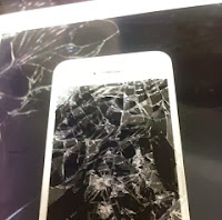 投げつけられたiPhone5の画面修理は３０分。iPadガラス割れ修理は１泊いただきます。
