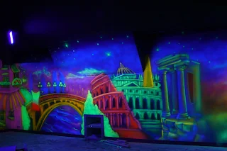 Ciekawy efekt świecenia ścian pod ultrafioletem, obraz świecący w ciemności, black light mural, graffiti 3D