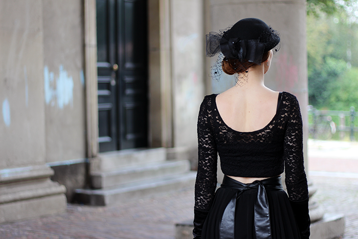Vintage 40s fashion blogger outfit with a hat with veil, gloves, tulle midi skirt & lace