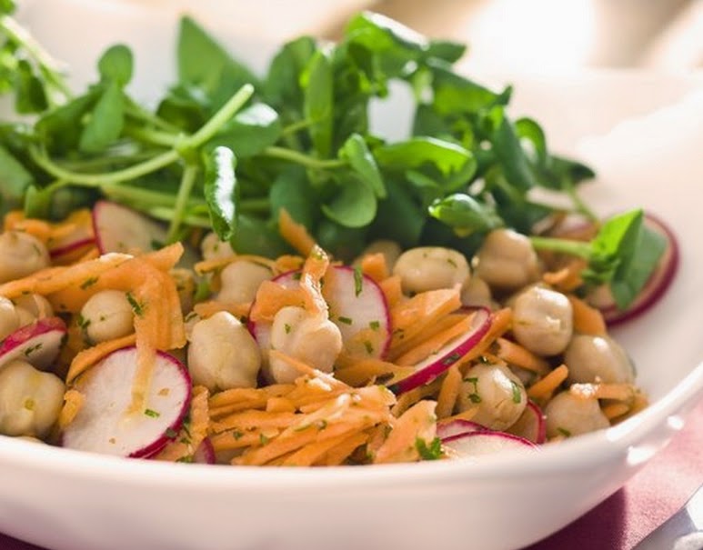 Salada de Grão-de-Bico com Cenoura e Rabanete Salada de Grão-de-Bico com Cenoura e Rabanete (vegana)