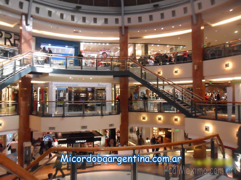 Entrada por Av. Velez Sarsfield.