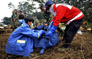 Proses Melihat Jenazah Korban Sukhoi Bagi Keluarga