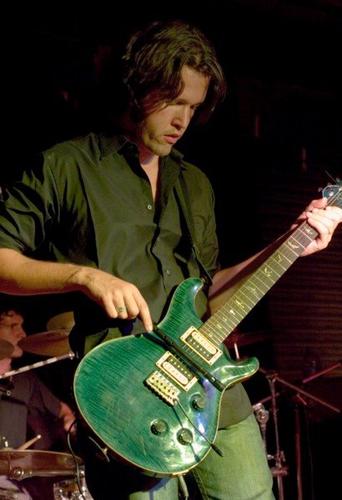 Ashtar (Brasil) "Ashtar" é uma maravilhosa jovem banda brasileira formada em 1997 na cidade do Rio de Janeiro pelo guitarrista "Luiz A. Garcia", suas impressionantes composições mesclam o metal progressivo com influência celta da Escócia e outros lugares. Com uma temática envolvendo muito misticismo e visões sobre a Terra, o cosmos e tudo ao redor do globo, ataca com sons marcantes, de certo modo "viajantes", sendo difícil rotular a banda. Como o próprio guitarrista da banda declarou certa vez ao site Wiplash, a banda se considera "um folk metal progressivo", mas é possível perceber, na maioria das músicas de seu primeiro álbum, "Urantia", que a vertente celta está muito mais presente que algum lado progressivo. A banda "Ashtar" nos últimos dez anos, além de conquistar fãs em todos os cantos do mundo, ganhou em 2004 o “Best New Band Award” da revista inglesa Classic Rock Society, fez três turnês internacionais (Europa e México), foi honrada com fã clubes na Polônia e Inglaterra. O Album "Urantia", lançado em 2002 pela Rock Symphony, teve grande aceitação no cenário musical, reviews altamente positivos feitos em diversos sites renderam à banda grande projeção no cenário nacional e internacional. Em 2005, a banda lançou o EP "Soaring", contendo 7 músicas, de forma independente. Particularmente, este EP foi um tanto mais fraco que o álbum, mas ainda assim não deixou de mostrar a qualidade da banda. Recomendo.