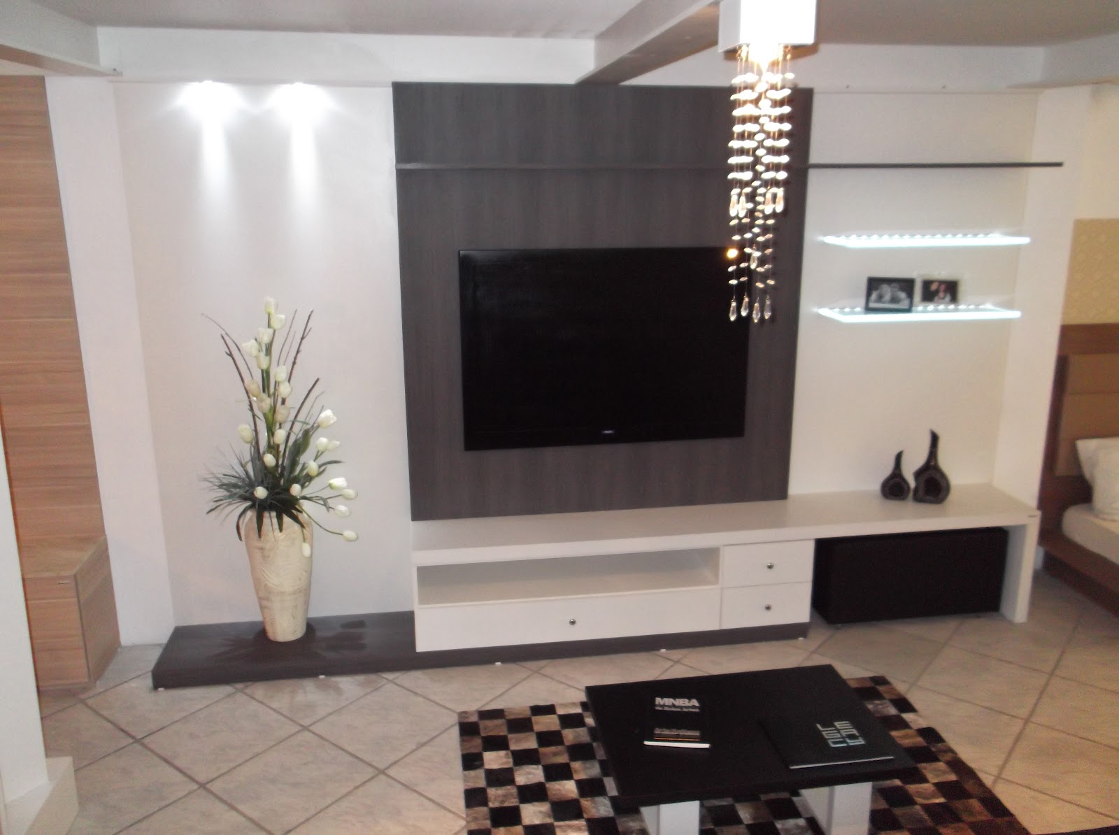 Iluminacao Em Sala De Tv ~ Sala de TV com painel em MDF, prateleiras em vidro com iluminação em Iluminacao Em Sala De Tv ~ Sala de TV com painel em MDF, prateleiras em vidro com iluminação em