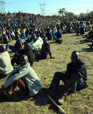 Trabalhadores interrompem trabalho na mina sul-africana de Marikana 