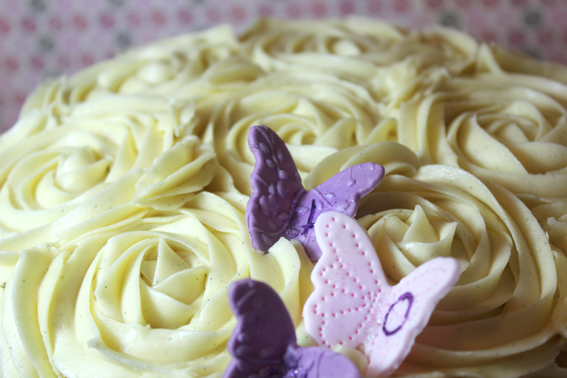Tarta de rosas, bizcocho de chocolate negro, rellena de buttercream de chocolate negro y decorado exteriormente con buttercream de chocolate blanco haciendo preciosas rosas, por Sweet KOKEKO
