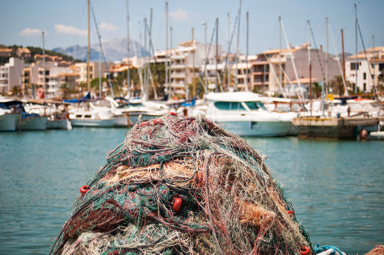 Redes de pesca amontonadas en el pantalán de Puerto Pollença Redes de pesca amontonadas en el pantalán de Puerto Pollença