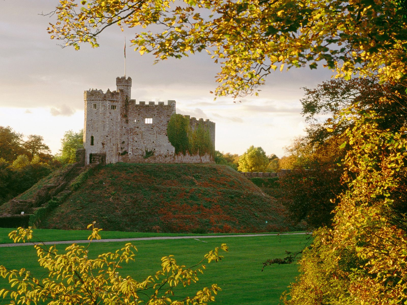 ... hole right through the middle of it. One can almost imagine using it as ... Cardiff+Castle ... hole right through the middle of it. One can almost imagine using it as ...