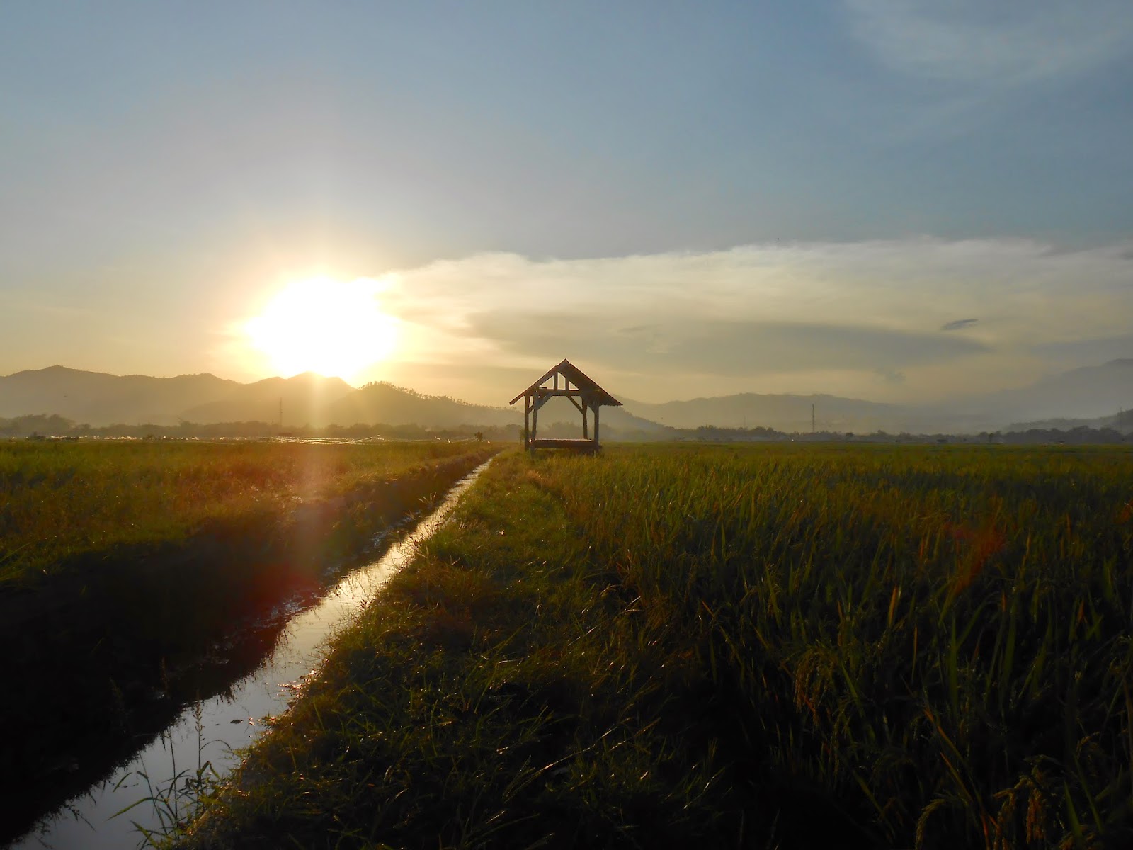 Senja Di Sore Itu Adalah Pemandangan Yang Indah Dan Romantis Senja Di Sore Itu Adalah Pemandangan Yang Indah Dan Romantis