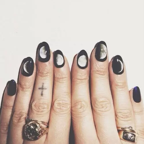 uñas oscuras cortas