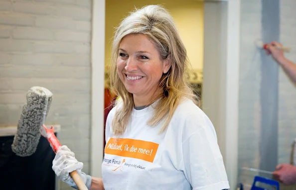  Queen Maxima laughs as she paints a wall in the sports area of a cultural centre in the village Tricht, on March 21, 2015. Members of the Dutch royal family take part in the national voluntary event NLdoet.