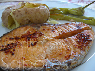 Posta de Salmão Grelhada com Batatas a Murro e Pimentos Grelhados