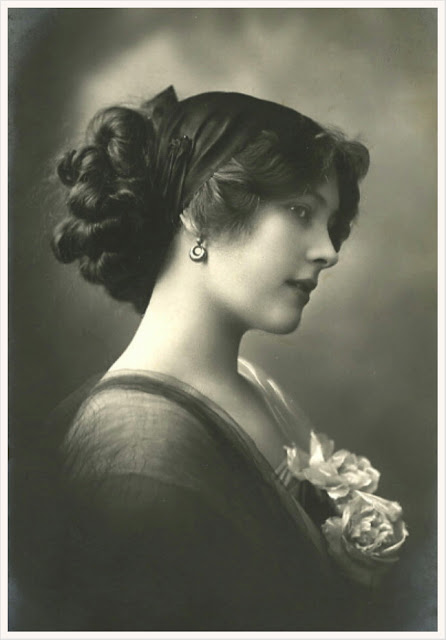foto antigua de dama vintage con flores en el pecho