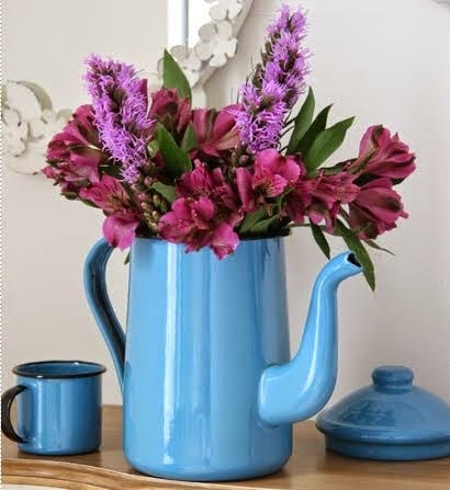 bule azul vira um vaso de flores - Pinterest