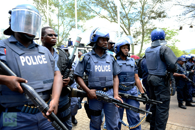 South+African+police+fire+stun+grenades,+rubber+bullets+as+unions+clash+05.jpg
