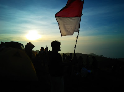 Rendi Mengibarkan Bendera Merah Putih Rendi Mengibarkan Bendera Merah Putih