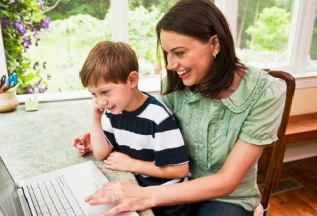 Imagem um: Mãe e filho usando um computador em harmonia