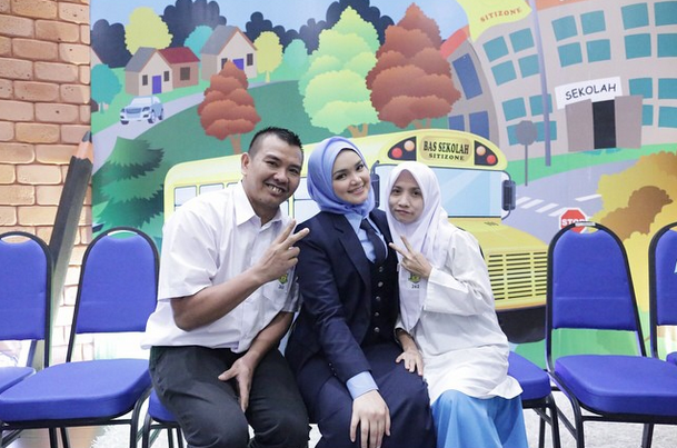 Gambar Datuk Siti Comel dengan Pakaian Pengawas Gambar Datuk Siti Comel dengan Pakaian Pengawas