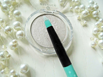 essence-make-me-pretty-limited-edition-precise-eyesadow-brush-review
