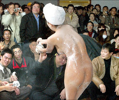 dicopasdong.blogspot.com - Promosi Sabun di China : Telanjang di Depan Umum !!