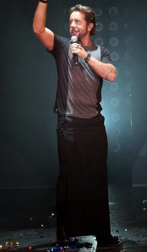 ΓΙΩΡΓΟΣ ΜΑΖΩΝΑΚΗΣ Με βαμμένα νύχια, φούστα και κολάν - έλεος mazonakis me fousta