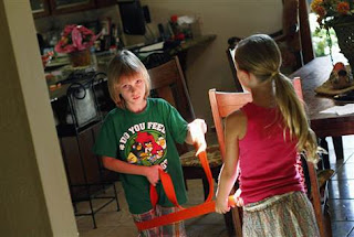 Joshua Lott / Reuters - Jack Balter joga cabo-de-guerra com a irmã Brianna em sua casa em Scottsdale, Arizona, em 17 de maio.