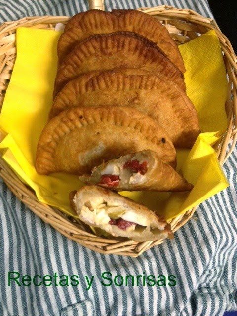 Empanadillas Caseras De Pollo, Pimientos Del Piqillo,huevos Y Aceitunas
