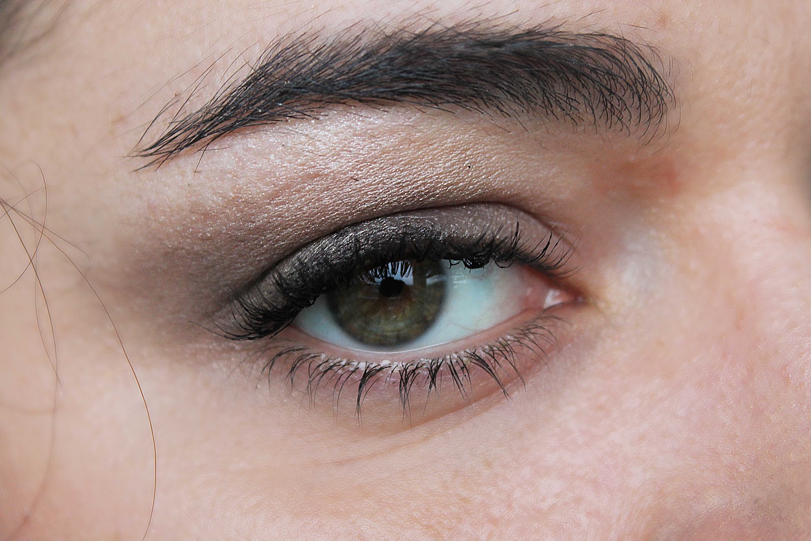 Comment maquiller les paupières tombantes